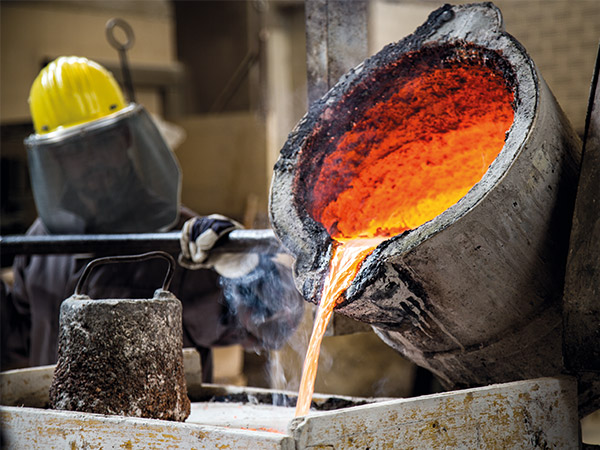 Mitarbeiter bei Bronzeguss